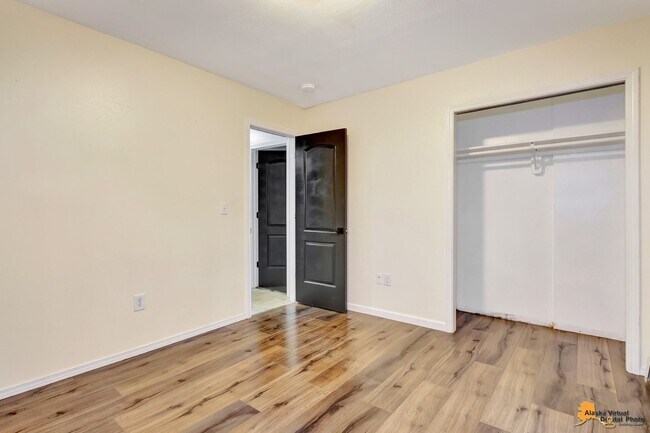 Building Photo - Modern 4-Bedroom Townhome in Desirable Sou...