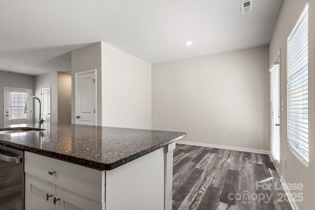 Building Photo - 117 Dogwood Vlg Trl