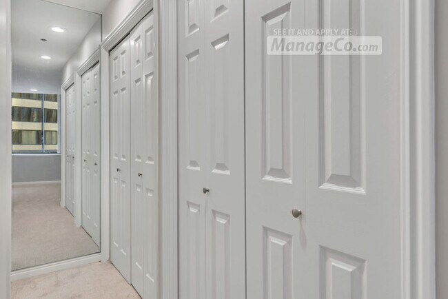 Building Photo - Chic 1BR/1.5BA Condo w/ Unbeatable Downtow...