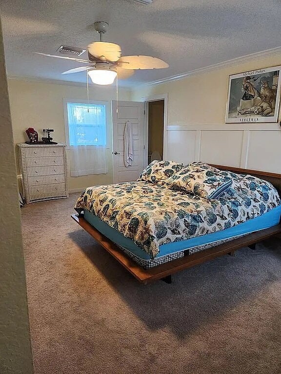 Building Photo - "Charming 4-Bed, 3-Bath Waterfront Home in Weeki Wachee Gardens"