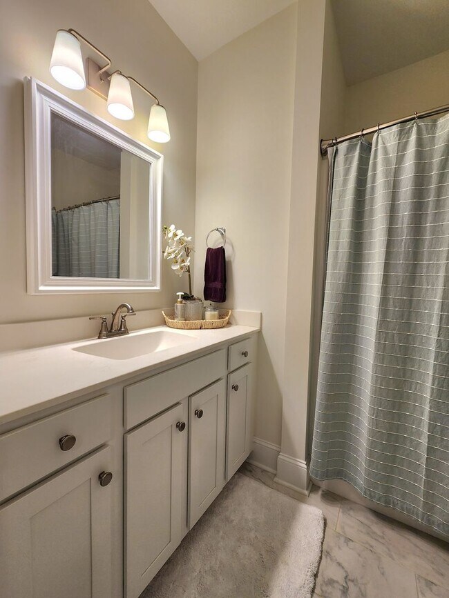 Building Photo - Home Available in Summerhouse on Everett Bay! Showings Coming Soon.