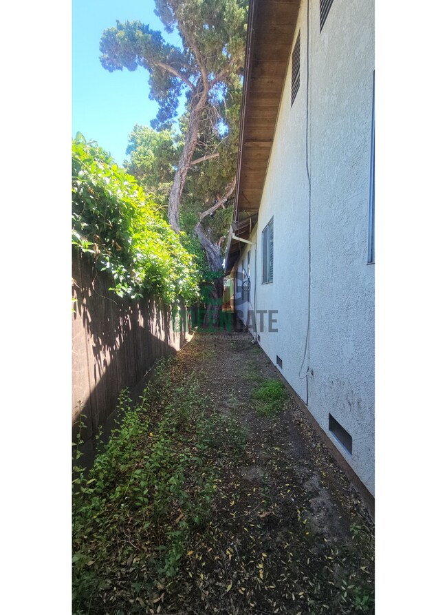Building Photo - 3509-3511 Dragoo Park Dr.