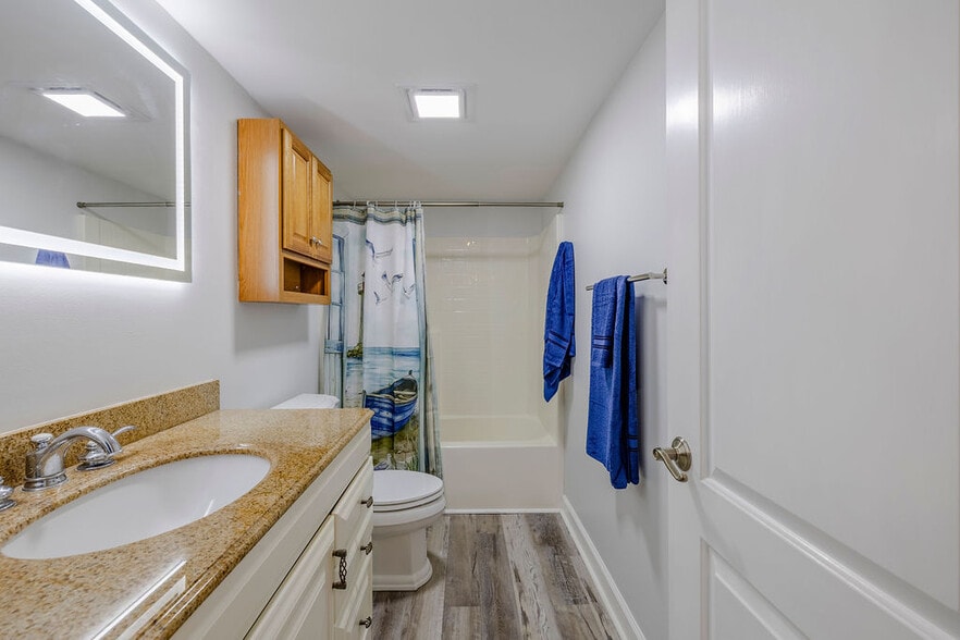 Building Photo - 715 20th St