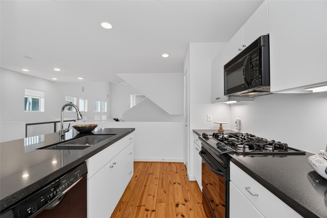 Building Photo - 6916 Yellowstone Way Dr
