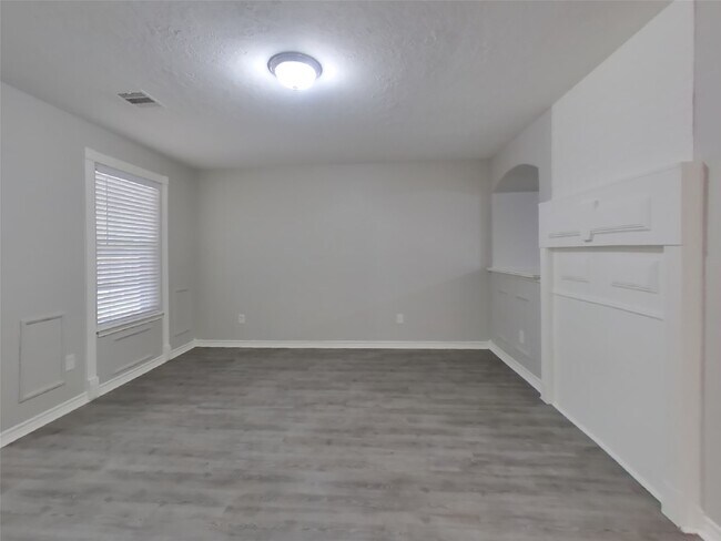 Building Photo - 729 Forest Ln Dr