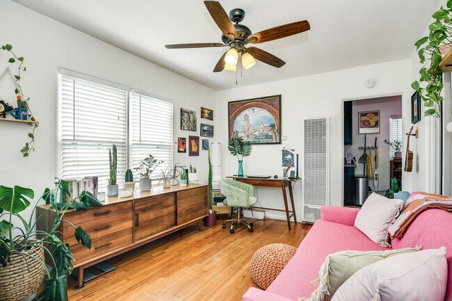 Building Photo - Upstairs One Bedroom Available in Talmadge!