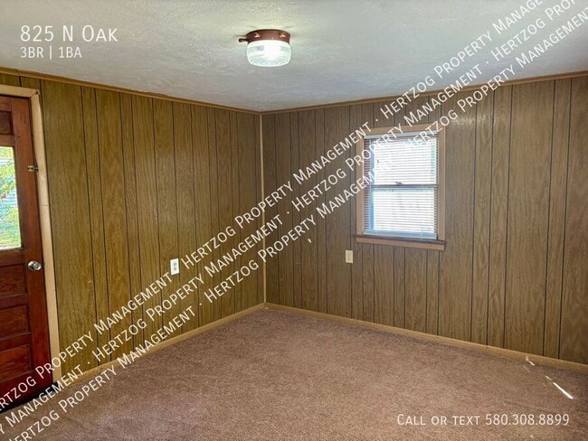 Building Photo - 825 N Oak-