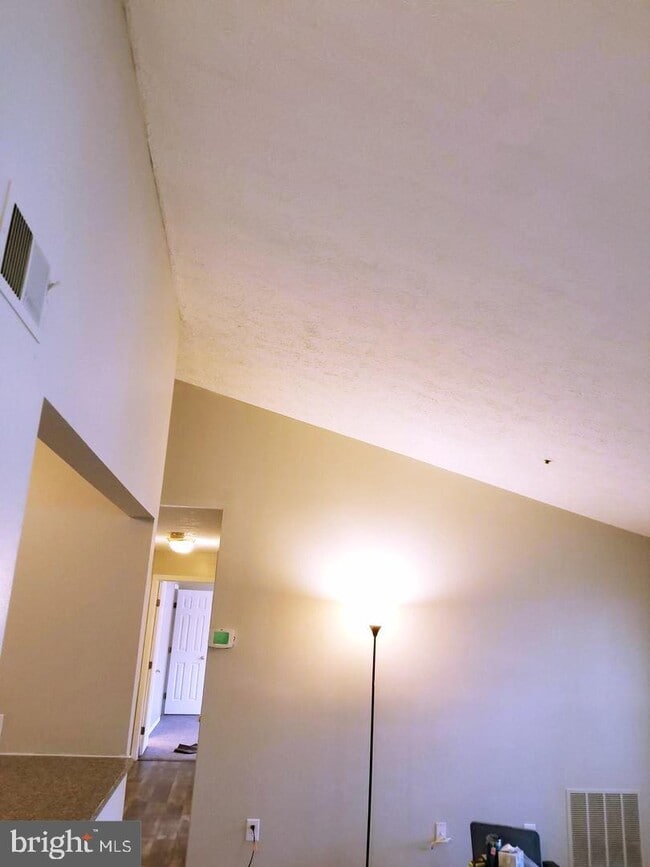 Building Photo - 902 Cedar Crest Ct