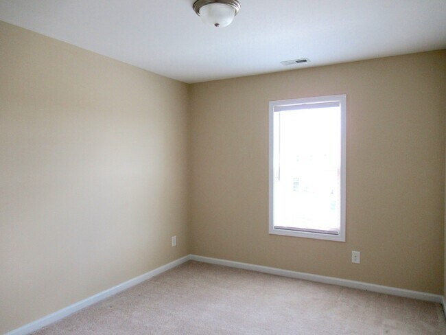 Building Photo - Three Bedroom Townhome in Richlands Close to Everything!!