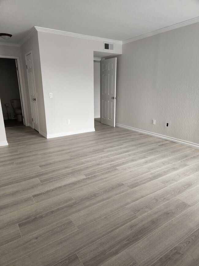 Building Photo - 9229 Village Glen Dr