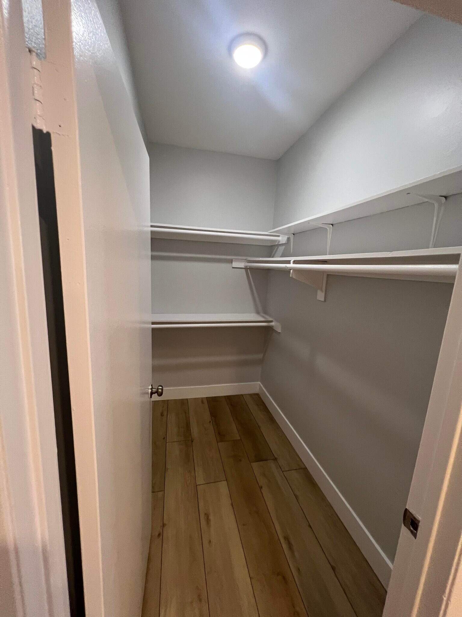 Building Photo - 2107 N Beachwood Dr