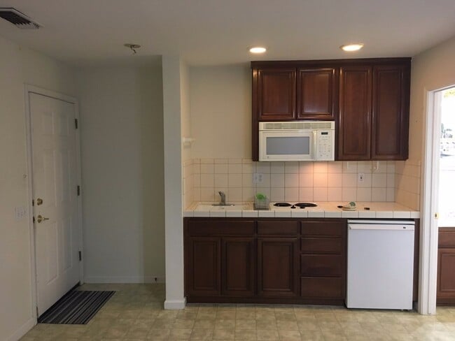 Building Photo - Rare Studio in North Turlock