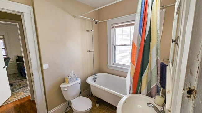 Main Bathroom - 904 20th Ave SE