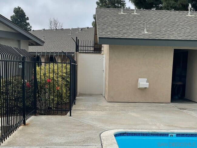 Building Photo - 608 Persimmon Way