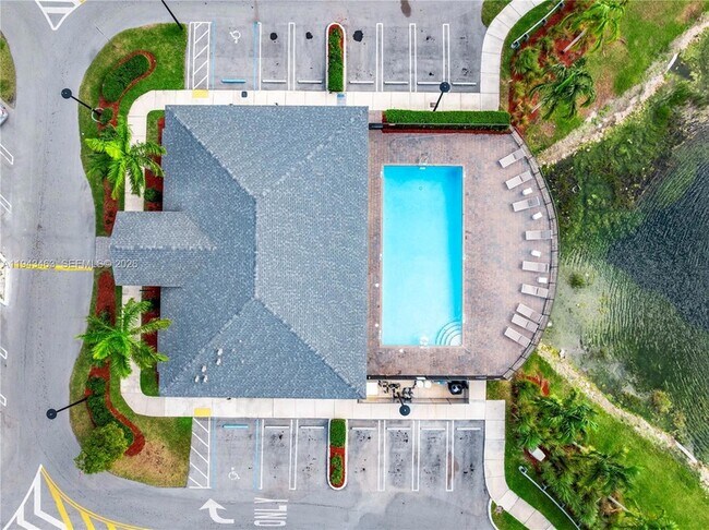 Building Photo - 818 SE 17th St