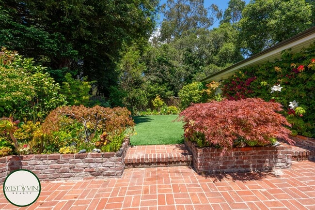 Building Photo - Spectacular Hill Top Home W/ Expansive Vie...