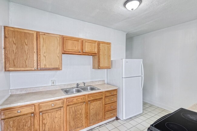 Building Photo - Spacious 3 Bedroom, 1.5 Bathroom with large Porch and Backyard