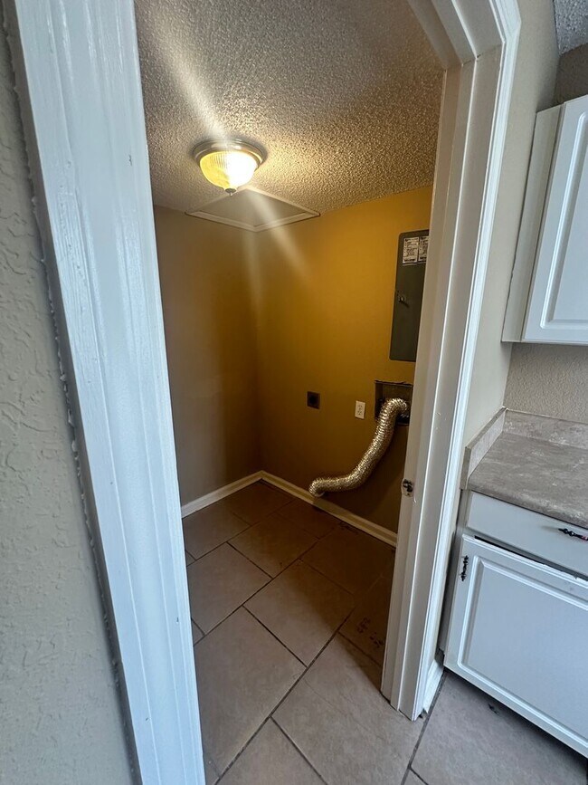 Building Photo - 2BD/1.5B Apartment in Adel