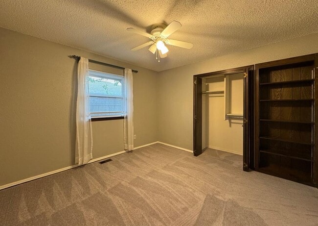 Building Photo - 3604 Jim Robison Dr
