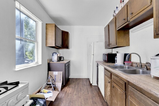 Building Photo - 352 Stewart St