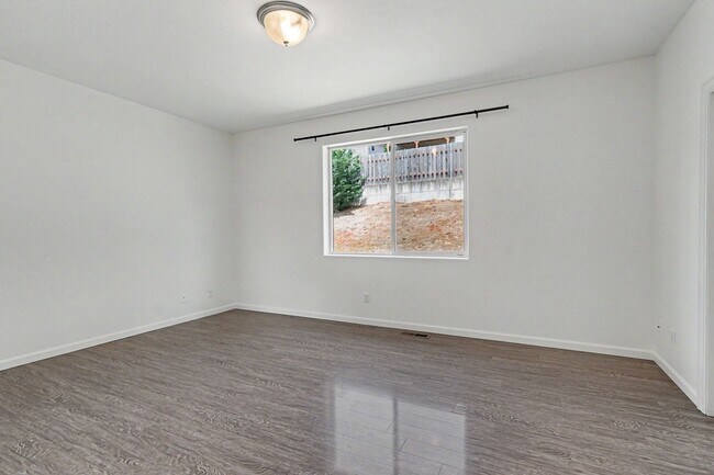 Building Photo - 3 bed, 2 bath home in West Salem's Brush College neighborhood