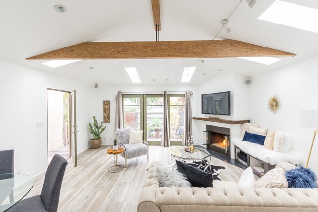 Building Photo - 13263 Venice Blvd