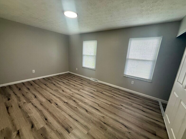 Building Photo - 5584 Chatford Dr