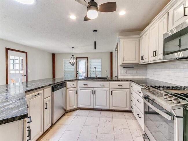 Building Photo - Family Home + Pool!