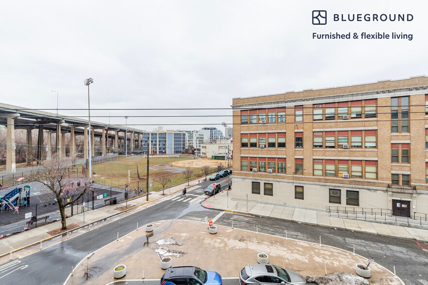 Building Photo - 425 3rd St