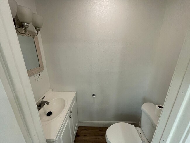 Building Photo - 3br/1.5ba, 2-car Attached garage - Good location