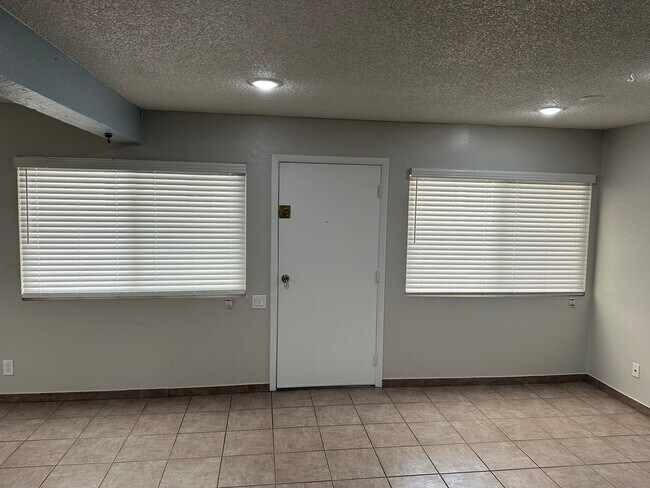 Building Photo - SE Desert Inn and Eastern!! Townhouse with 2 parking Spaces!! Recent Remodel!!