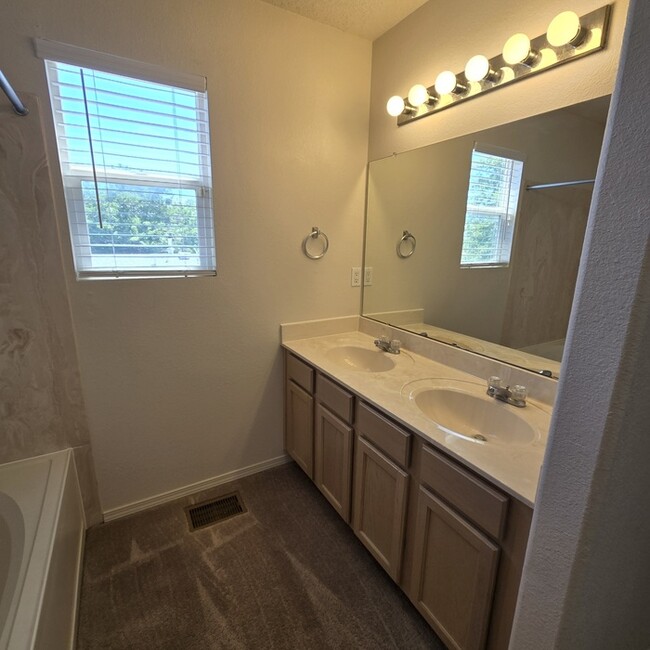 Building Photo - NW Albuquerque Town Home