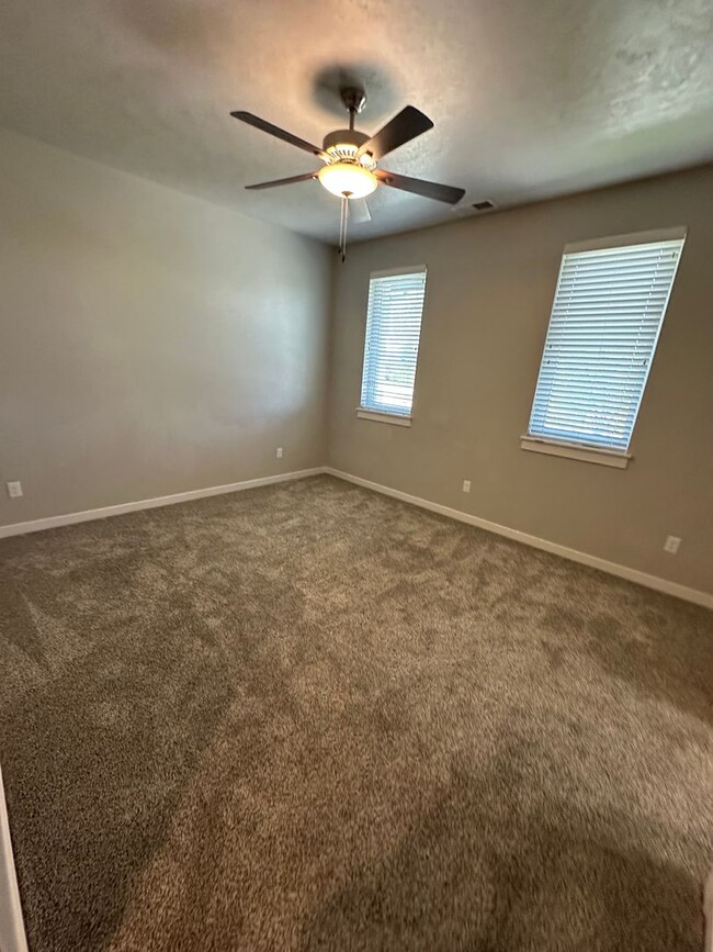 Building Photo - Modern Townhome Near Eagle Greenbelt..3-be...