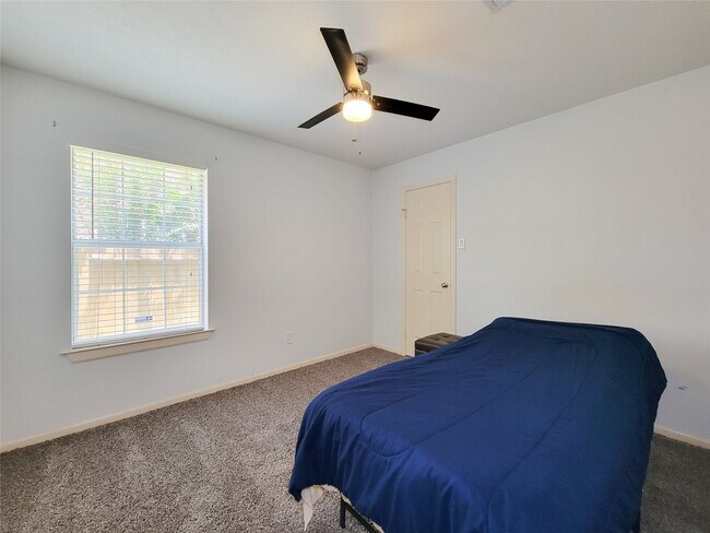 Building Photo - 2431 Edgewood Dr