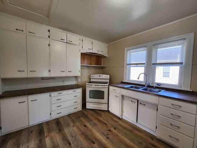 Building Photo - 3 Bedroom with Garage