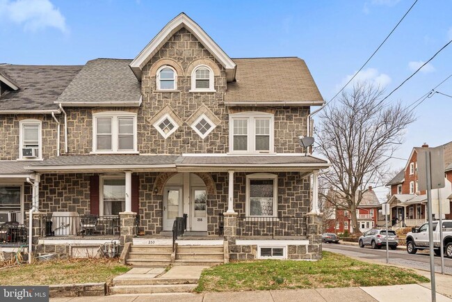 Building Photo - 255 Noble St