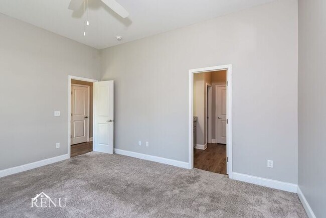 Building Photo - 5353 Lynnland Terrace