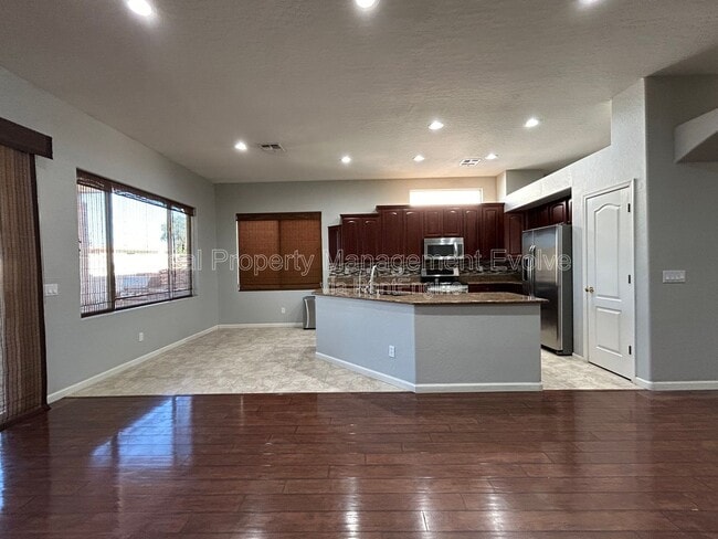 Building Photo - 774 E Maria Ln