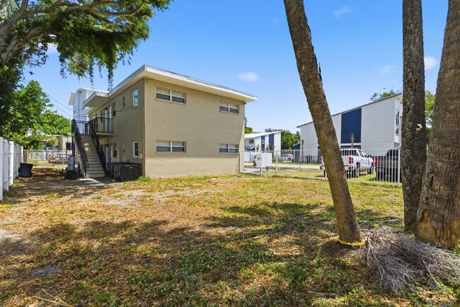 Building Photo - Updated 2-bedroom apartment in St. Petersburg offering 650 square feet of refreshed living space ...
