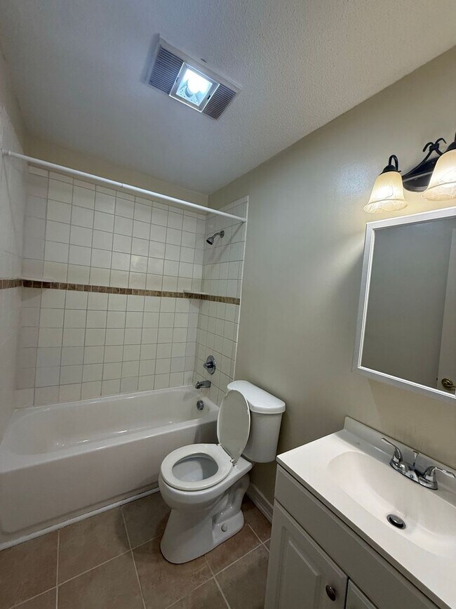 Building Photo - 3 bedroom, 2 bath House