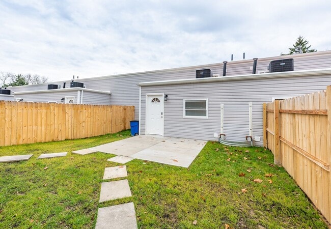 Building Photo - 2207 Aurora Dr
