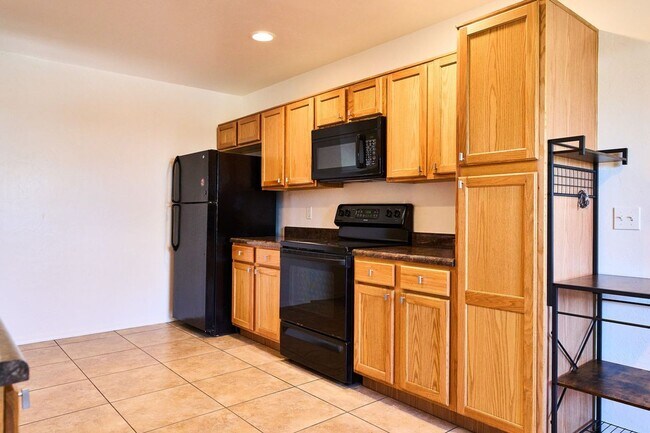 Building Photo - Eastside (Broadway and Wilmot) 3 bedroom, ...