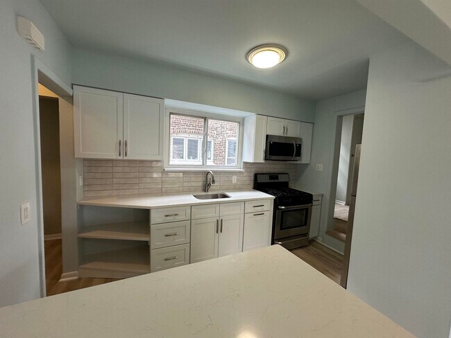 Building Photo - 8 Laird Pl