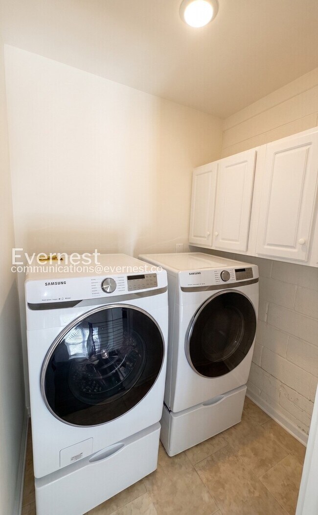 Building Photo - 4 Bed, 3 Bath Home with Fenced Yard / Pet-Friendly / Available Now!