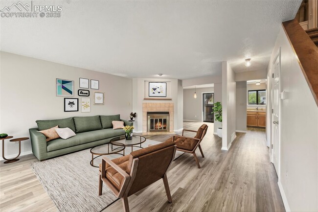 Building Photo - 3 Bedroom Townhouse Close To Ft. Carson