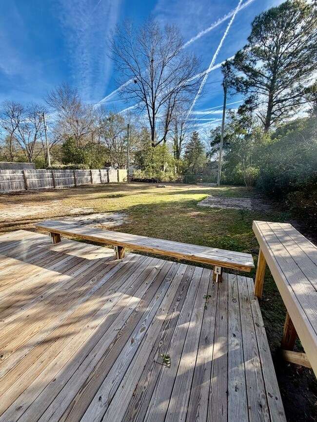 Building Photo - Bungalow in Desirable Rosewood area