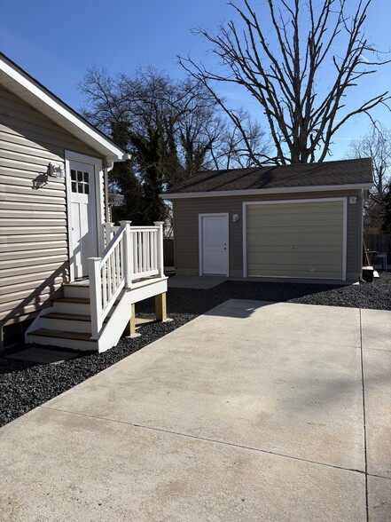 Outside 2 - 1049 Mariner Ave