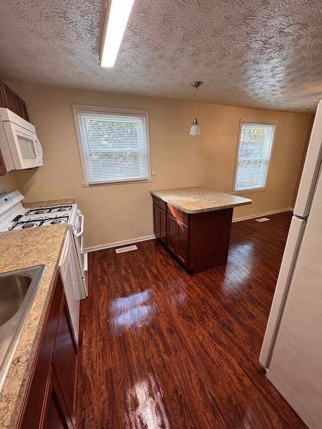 Building Photo - 3 Bedroom House