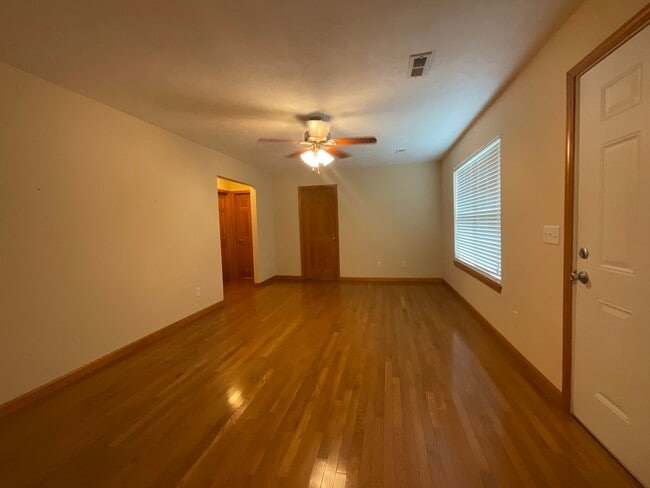 Building Photo - Short term - Clean and tidy 3 bedroom/1 bath near Cherokee Park