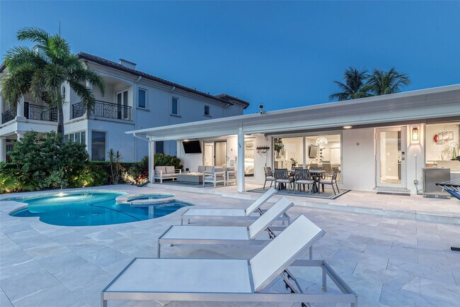 Building Photo - 2005 N Riverside Dr